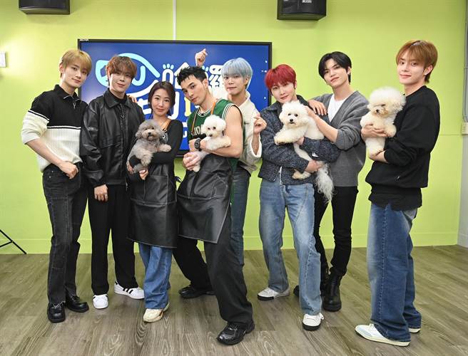 VERIVERY抱着一起上课的狗伙伴合照。（台视提供）