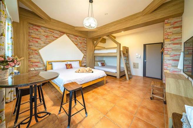 花莲县「鸟羽花香民宿」房内天花板採大地系的木条和乡村风木质家具呈现自然情怀。(图片由booking.com提供)