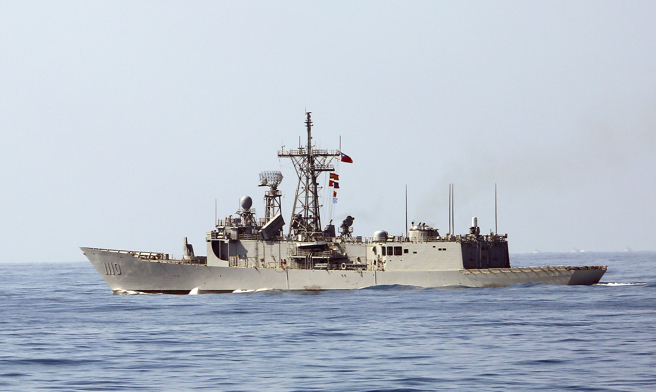 共军护卫舰行经恒春外海，我海军巡防舰田单号进行广播驱离。图为田单号檔案照。（图／王远茂摄）