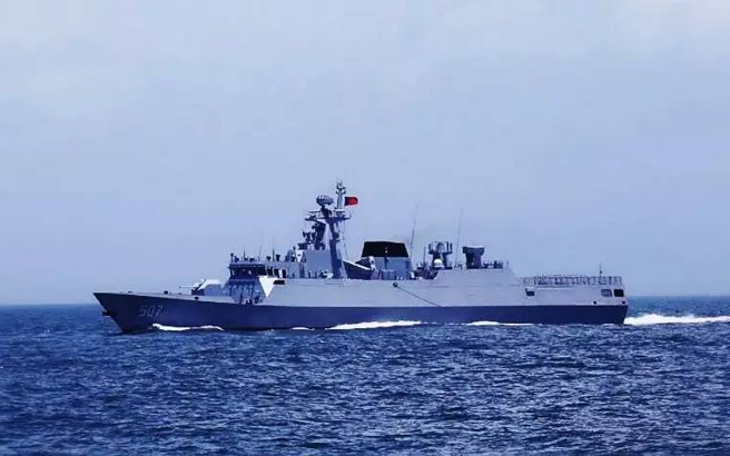 共军护卫舰铜仁号今早出现恒春外海24海浬邻接区附近，被我海军警告驱离，并未驶入。图为铜仁号檔案照。（图／搜狐网）