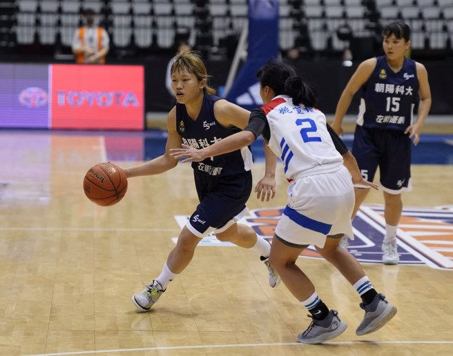 朝阳科大郑佳昀(左)今天攻下35分。(大专体总提供)