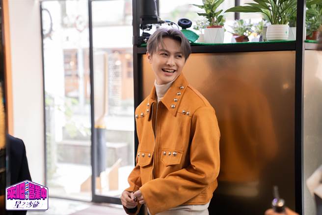 王子看到雪芙来店里帮忙很开心。（TVBS提供）