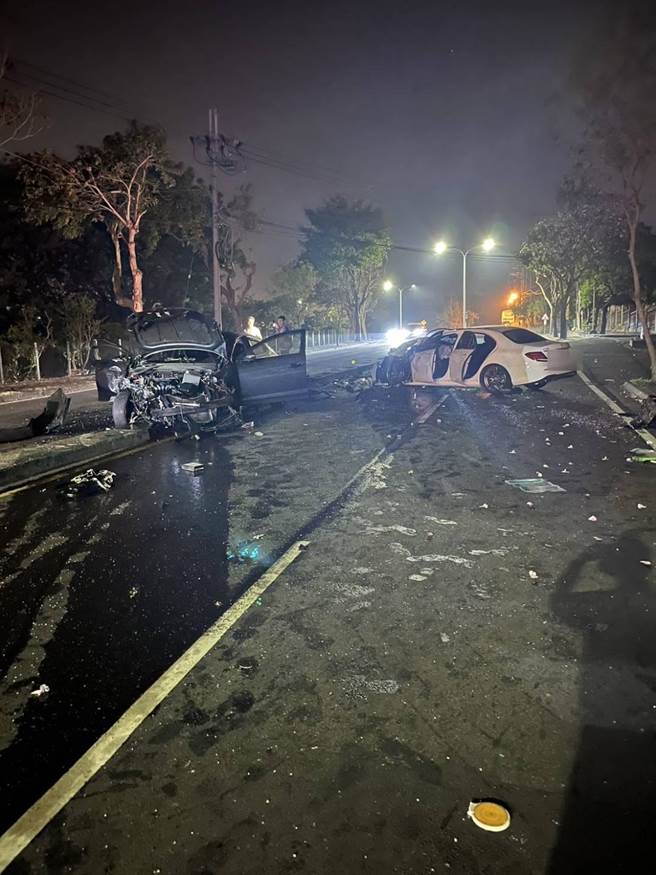 台中市西屯区西屯路传出轿车撞路灯后再撞另一辆车的事故，两车严重毁损，零件四散。（民眾提供）