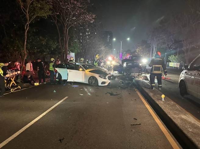 台中市西屯区西屯路传出严重车祸，导致9人受伤送医。（民眾提供）