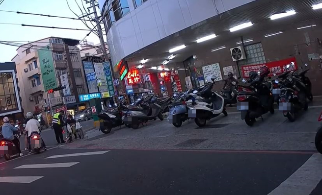 有骑士在高雄凤山一处路口看见执勤员警热心地推轮椅人士过马路，但却有网友则认为一旁满满的机车违停在骑楼、行人道，根本也无法让轮椅人士轻松通过。（翻摄自脸书八卦村 - 行车纪录器影片上传中心）
