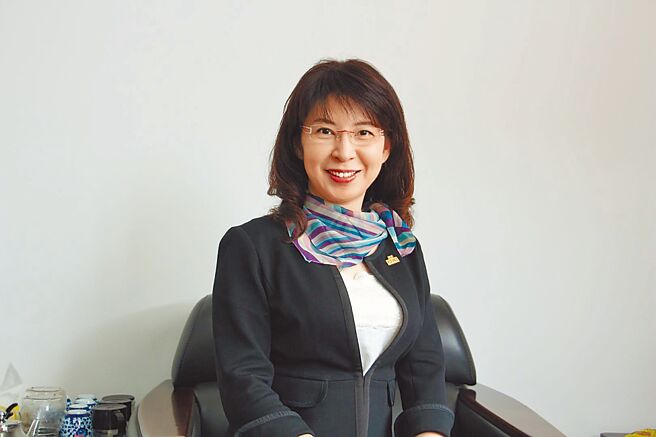 建德工业总经理黄盈璇秉持「行正道、无畏惧、使命必达」的理念，带领经营团队落实贯彻改革作为，翻转建德经营体质。图／建德工业提供