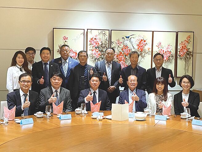 证交所组长陈修文（前排右起）、北富银越南地区代表黄丽娟、胡志明台商分会会长袁济凡、经济文化办事处处长韩国耀、越南台商总会会长简智明及富邦证券董事叶公亮等人，于胡志明市办理的「前进台湾资本市场说明会」合影留念。图／证交所提供