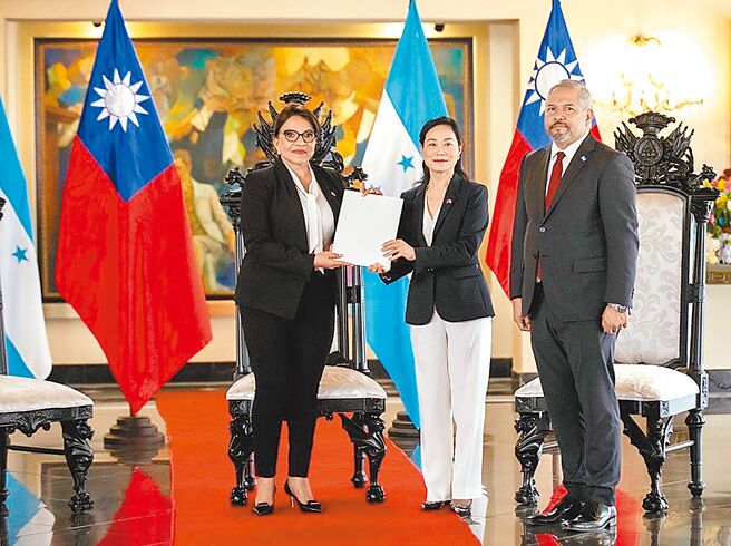 宏都拉斯总统府22日证实，外交部长雷伊纳率团访问中国，商谈建交事宜。对此，外交部23日表示，此举严重伤害我政府与人民感情，政府决定立即召回驻宏大使张俊菲。图为当时中华民国驻宏都拉斯大使张俊菲（中）向宏国总统卡蕬楚（左）呈递到任国书。（外交部提供）