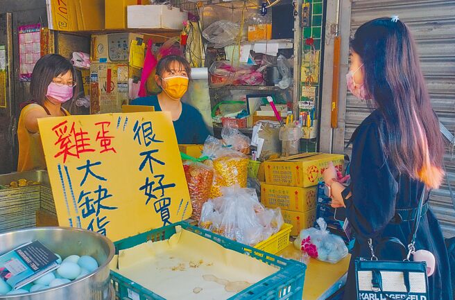 蛋价大涨，电价也即将大涨11%，势必又衝击物价。（中新社）