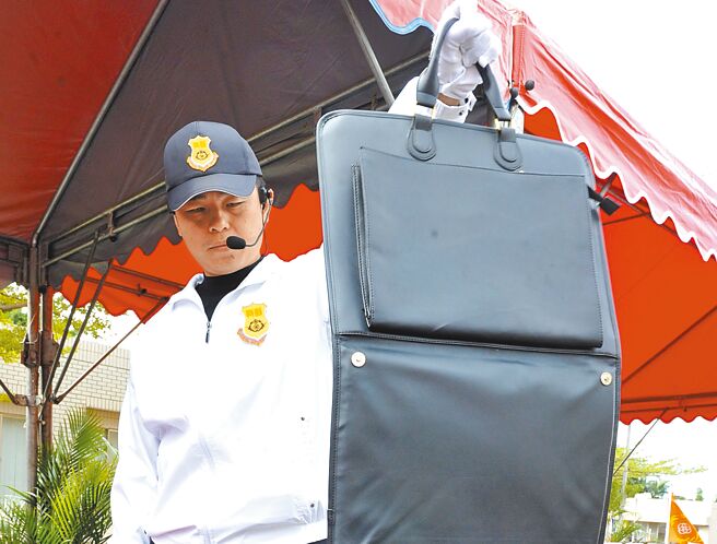 前总统马英九将赴陆祭祖参访，陆方同意随扈可携带3把手枪、2个防弹公事包、3件防弹衣。图为国安局展示防弹公事包。（本报资料照片）