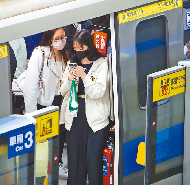 国内疫情稳定下降，目前预期，感染人数仍持续呈现下降，4月中旬是否有望松绑大眾运输口罩令，清明连假后就会有答案，图为捷运站的乘客口罩仍然是戴好戴满。（季志翔摄）