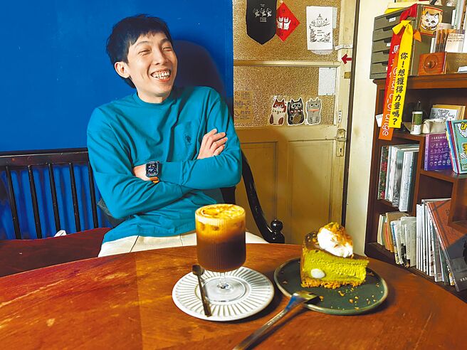 「2730 cafe 贰柒参零咖啡」合伙人Wilson自豪地聊起餐点、咖啡特色。（陈薏云摄）