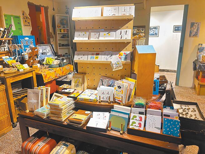 「2730 cafe 贰柒参零咖啡」除贩卖饮品餐点外，另有隔间让台湾设计师寄卖商品。（陈薏云摄）