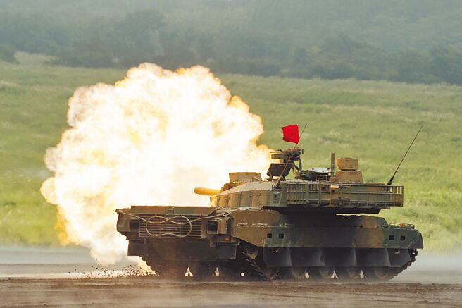 日媒报导，日本外务省预计4月发表2023年版《外交蓝皮书》，日本政府目前的蓝皮书草案对中国措词强硬，载明中国影响力渐彰。图为日本陆上自卫队举行军演。（新华社）