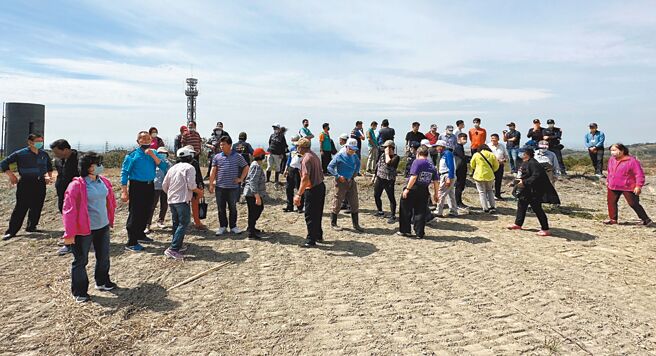台中市政府水利局等单位23日前往现场会勘，附近民眾获悉发动前往现场关切抗议！（民眾提供／陈世宗台中传真）