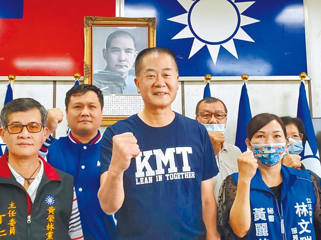 国民党籍不分区立委林文瑞（左三）23日到云林县党部登记争取党内提名参选第一选区（海线）立委。（周丽兰摄）