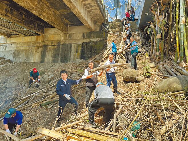 嘉义县长翁章梁（前排左四）、竹崎乡长曾亮哲（前排左三）协力整理竹崎亲水公园行千吊桥下环境。（邱显诚摄）
