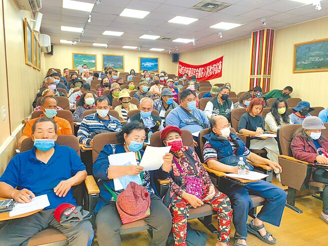 高雄市甲仙區農會昨天前往桃源山區向梅農說明青梅契作收購方案。（甲仙農會提供／林雅惠高雄傳真）