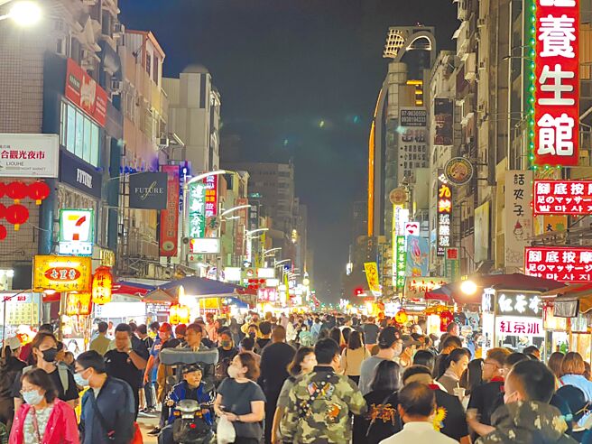 高市经发局配合演唱会推出商圈夜市优惠券，带动夜市平均人流多3成，营业额最多增5成。（翻摄照片／洪靖宜高雄传真）