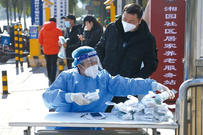 大陆专家认为，目前中国疫情正处于「舒缓阶段」，这个阶段也是大陆继续强化基层卫生体系的一个非常好的时间点。图为湖南省长沙市天心区青园街道社区卫生服务中心。（中新社）