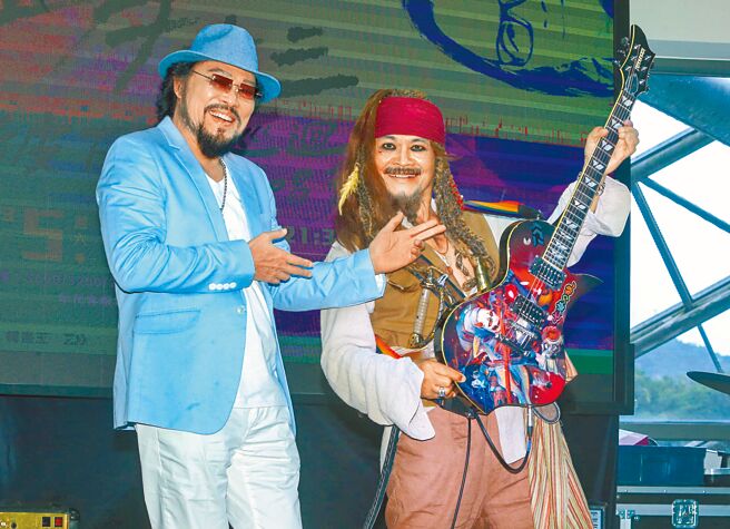 张菲（左）昨难得现身记者会，力挺老友沈文程开唱。（粘耿豪摄）