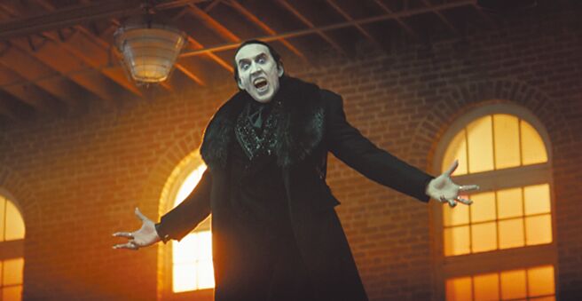 尼可拉斯凯吉的吸血鬼扮相骇人，气场超强。（UIP提供）