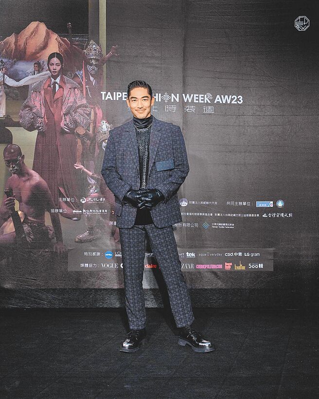 国民姊夫Akira身穿JUST IN XX的服装出席臺北时装周开幕秀，透露自己很喜欢服装上的窗花设计。（臺北时装周提供）