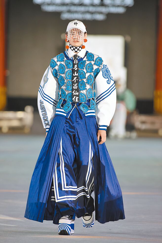 周裕颖JUST IN XX与传统彩绘艺术家庄武男，本次拿学生制服、棒球外套结合庙宇结构，以及台湾传统图纹创作。（臺北时装周提供）