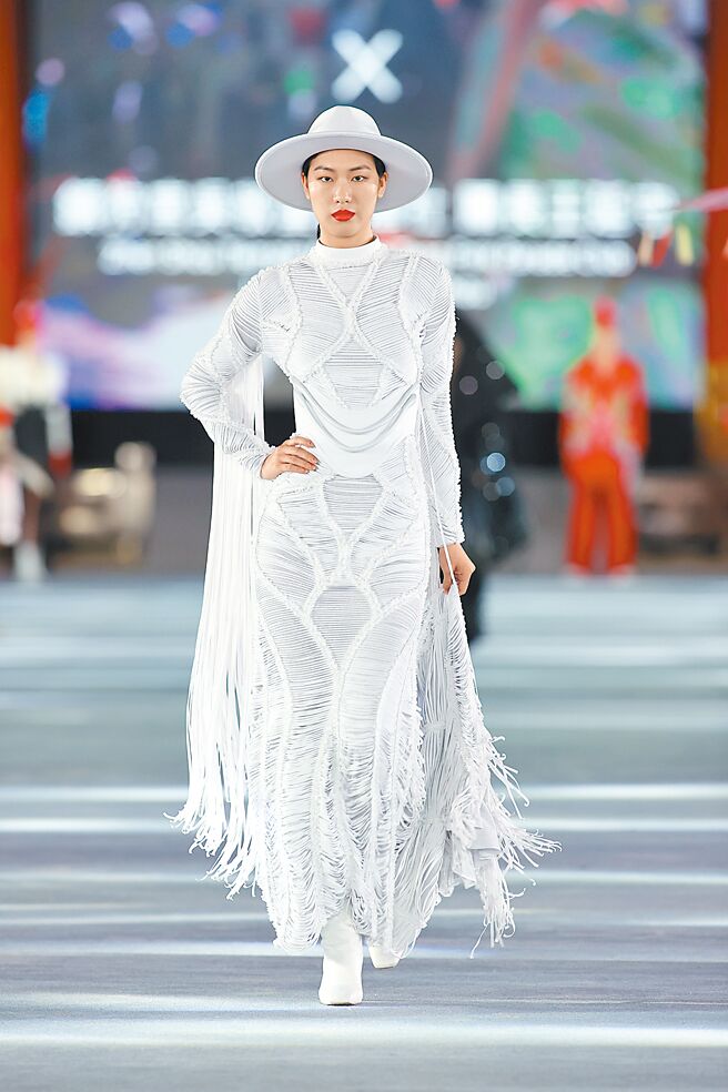 简国彦BOB JIAN与镇狩宫吴敬堂艺阵社以「夺魄勾魂」为题创作的作品。（臺北时装周提供）