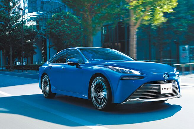 为了加速碳中和脚步，政府去年公布2050净零排放路径及关键战略，其中「氢能」被视为是终极洁净能源，氢能电动车（简称FCEV，Fuel Cell Electric Vehicle）具有行驶过程零碳排放的优点。和泰汽车与联华林德合作，首度专案引进最新氢能电动车TOYOTA MIRAI（见图），并展开试运行计画，此车也将于4月12日开展的「台湾国际智慧移动展」中亮相。（和泰提供）