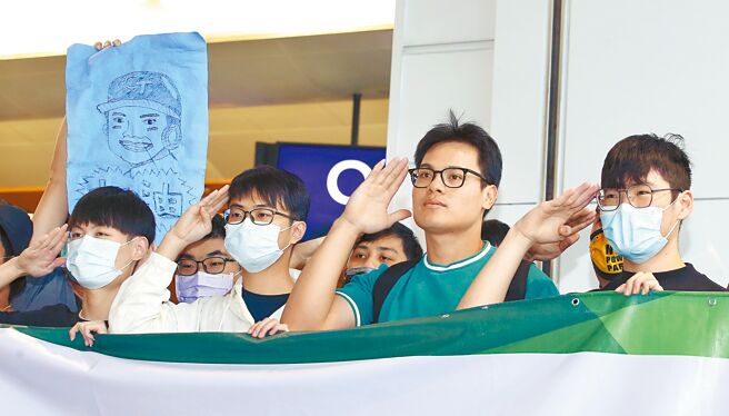 张育成（右二）23日搭机返美，不少粉丝特地到机场送机并合影留念。（范扬光摄）