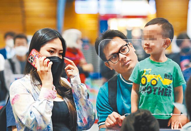 旅美球员张育成（中）23日搭机返美，儿子及妻子李家绫特地到机场送机。（范扬光摄）