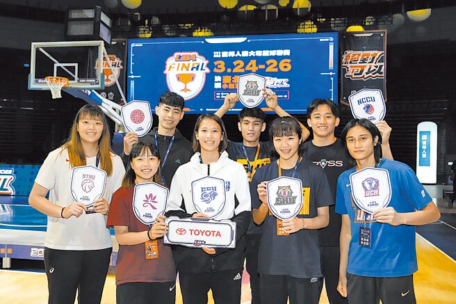 UBA男女公开一级4强球队球星拿着各自学校的校徽合照。（大专体总提供）