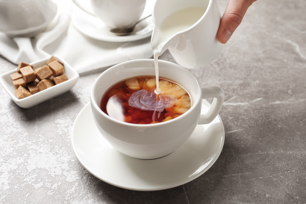 许多人喝红茶喜欢加牛奶与糖，可以减缓茶汤的苦涩口感。（图／Shutterstock）(photo:ChinaTimes)