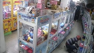 紅帽賊連偷7娃娃機店 汐止警逮捕起獲犯案工具