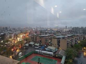 瞬間變天！春雨發威台北市下大雨照片曝 網傻：萬華狂風暴雨