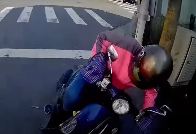 1名阿姨骑机车「大切西瓜」闯红灯逆向，还一路看着逆向车道的汽车，下秒直接撞到骑士。（翻摄自YouTube频道「WoWtchout - 地图型行车影像分享平台」）