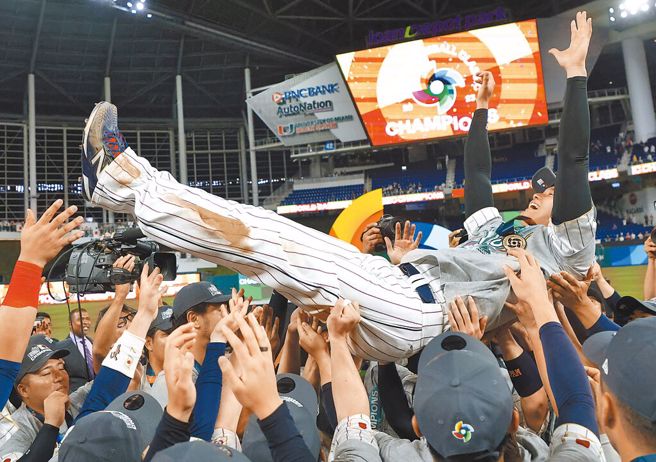 日本夺下睽违14年的经典赛冠军，赛事MVP大谷翔平也被队友抛到天空欢呼。(图／路透)