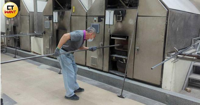 張孟傑表示，自己從工友做起，也曾被調往化妝間清洗遺體，最後才在火葬場一路做到退休。（圖／林冠吟攝）