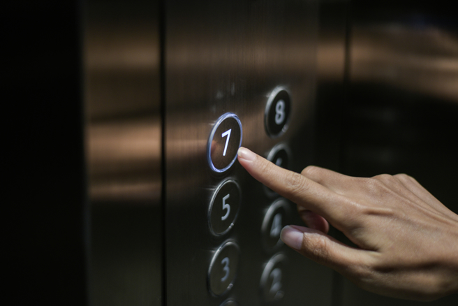 廖美然特別提醒，若居住的地方或公共場合的電梯很老舊，不要貪一時方便硬擠。（示意圖／Shutterstock）