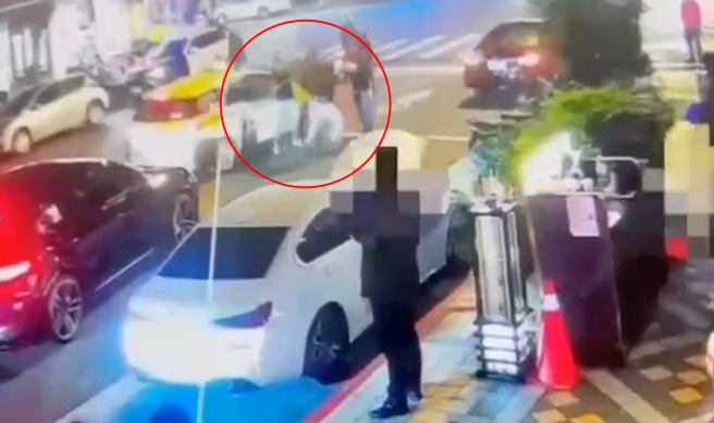 夜店杀警案嫌学不乖！友人路边玩瓦斯枪耍狠，他助阵叫嚣推警遭逮。(警方提供)