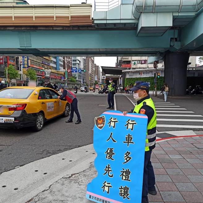 松山分局员警在路口宣导行人交通安全。（翻摄照片／林郁平台北传真）