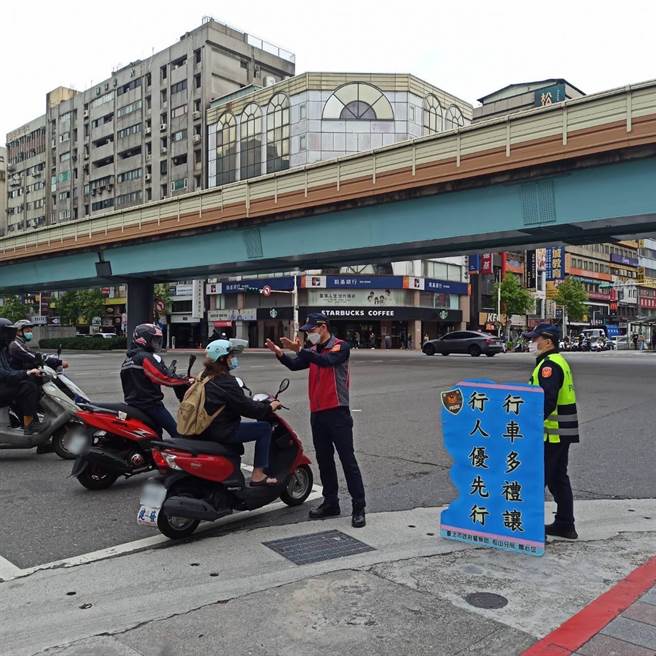 松山分局员警在路口宣导行人交通安全。（翻摄照片／林郁平台北传真）