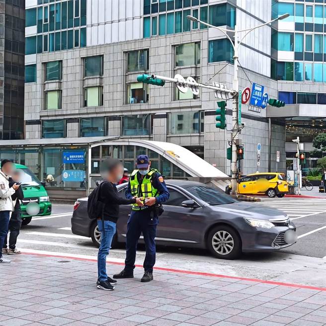 警方将加强取缔行人违规，降低事故发生。（翻摄照片／林郁平台北传真）