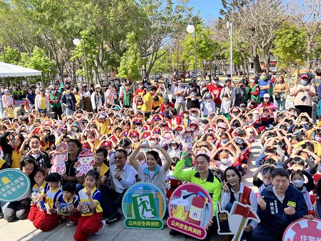 新竹市日前舉辦幼兒消防競賽，但有家長批評，新竹市長高虹安等官員到場坐在陰涼處，現場幼童卻曬太陽長達1小時。（王惠慧攝）
