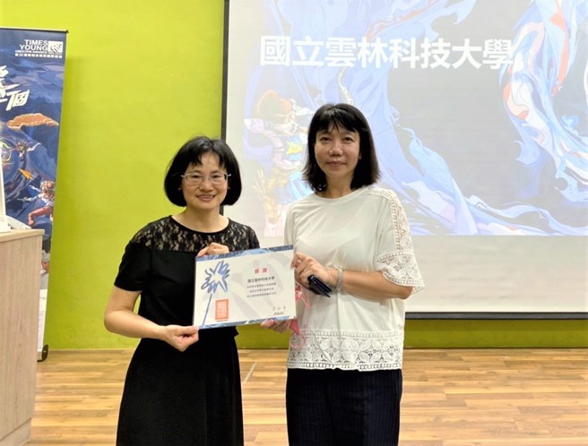 时报奖执委会代表林丽萍(左)颁发感谢状与黄雅玲主任合影。（图／时报奖执委会提供）