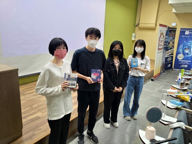 现场同学QA抢答反应热络，由森田药粧提供面膜给同学体验。（图／时报奖执委会提供）