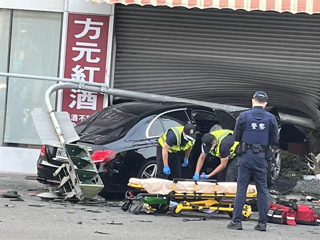 大里区永隆路、永隆七街口25日清晨发生酒驾事故，一辆宾士车驾驶酒驾疑因闪避右侧机车，撞进一家洋酒店内。（民眾提供／冯惠宜台中传真）