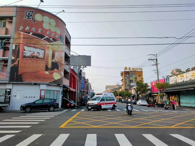 大里区永隆路、永隆七街口25日清晨发生酒驾事故，一辆宾士车驾驶酒驾疑因闪避右侧机车，撞进一家洋酒店内。（民眾提供／冯惠宜台中传真）