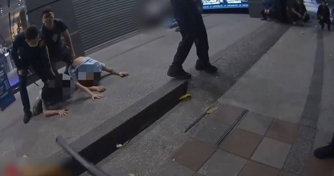 芦洲警方发现民眾情绪浮动时，即时开枪制止喝止可能事端发生。（图／翻摄画面）